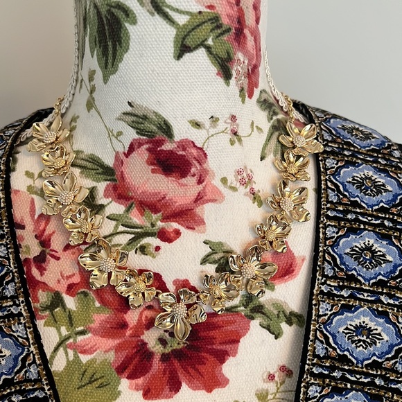 NWT J Crew Gold Floral Statement Necklace - Picture 8 of 9